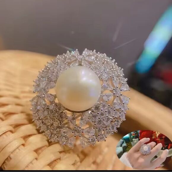 Elegant Pearl & AAA Cubic Zirconia Statement Ring - Picture 5 of 7